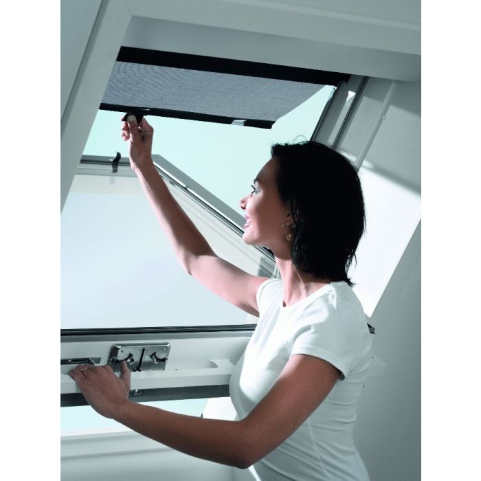 Beispiel für die Velux Hitzeschutz-Markise in schwarz (innen)