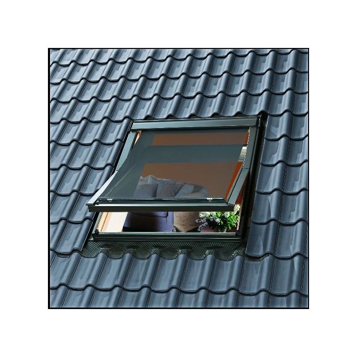 Beispiel für die Velux Hitzeschutz-Markise in schwarz (außen)