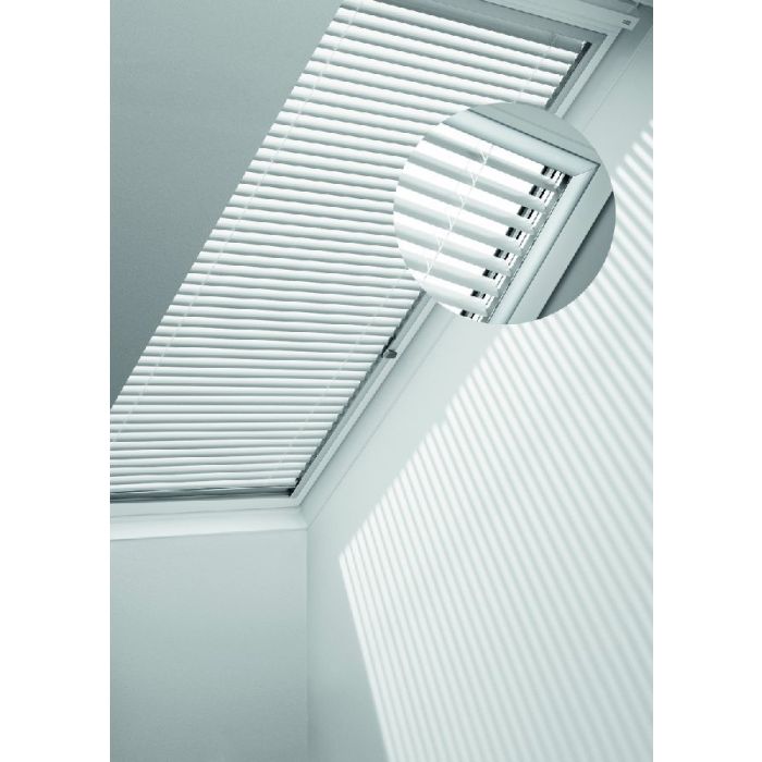 VELUX Jalousie im Slimline-Design, zur Verdeutlichung der schmalen Schienen