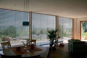Außenjalousien halten im Sommer Innenräume kühl