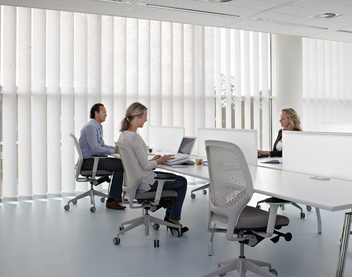 Vertikal-Lamellen-Vorhänge im Büro